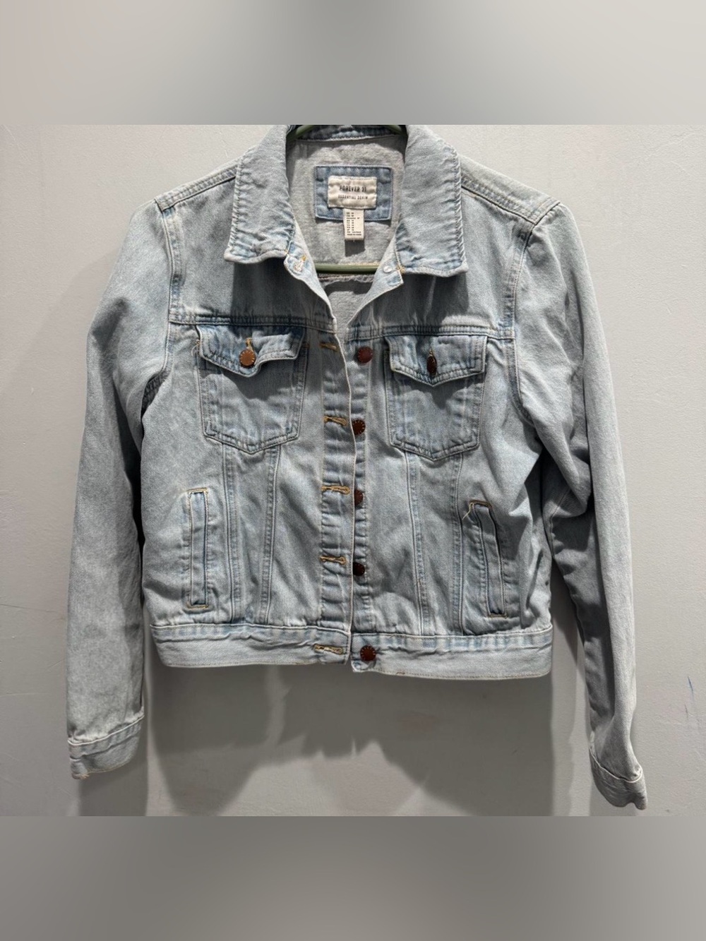 Forever 21 women size MEDIUM Classic Light Wash Denim Jacket